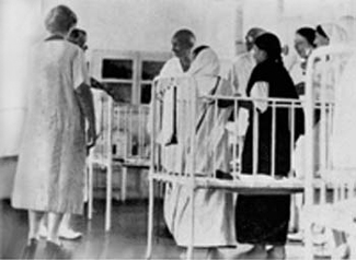 Gandhi visits a missionary hospital in Madras